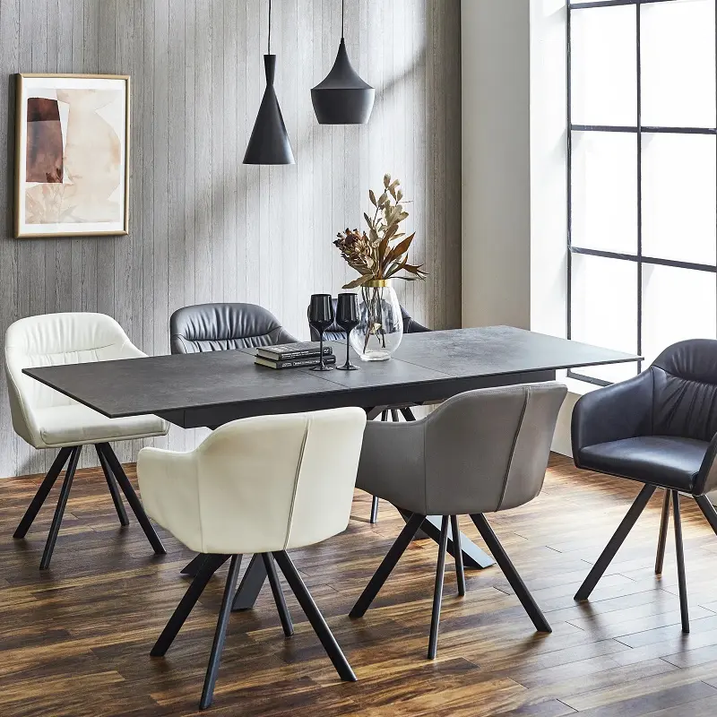 モダンなブラック天板ダイニングテーブルとX字型脚、6人掛けレザーチェアのインダストリアルスタイルダイニング空間