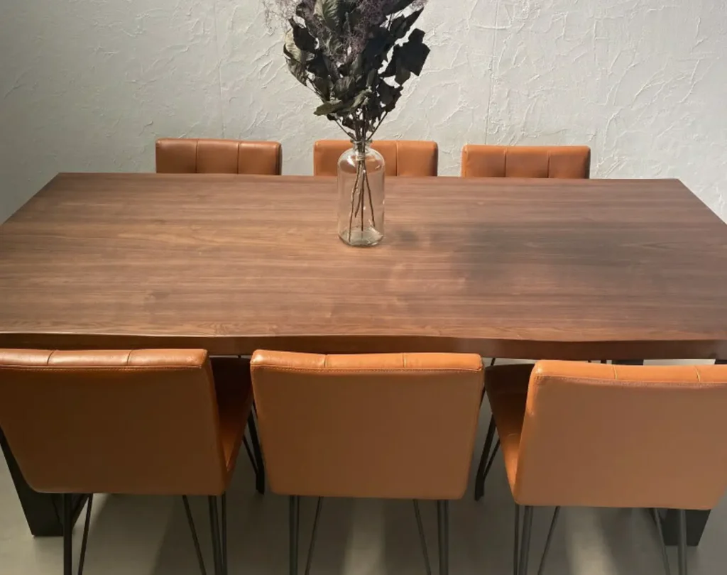 ナチュラルウッド天板ダイニングテーブルと6人掛けキャメルレザーチェアのミニマリストスタイルダイニング空間