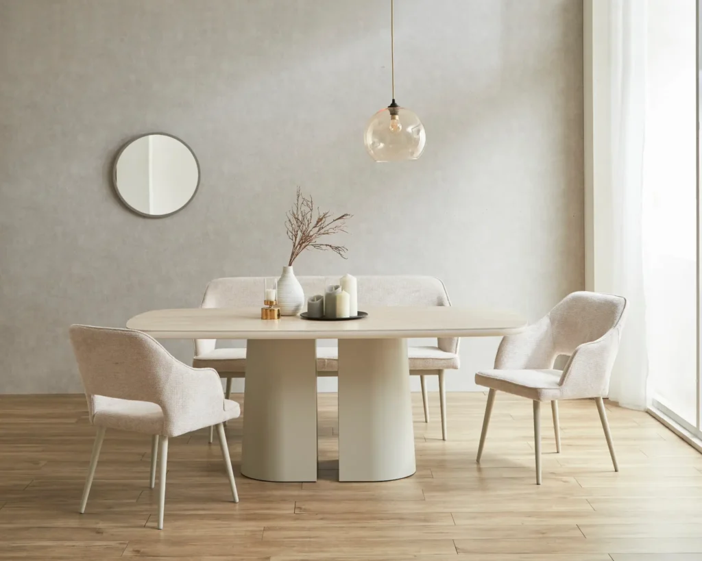 4人掛けダイニングテーブルの2本脚ペデスタルベースと椅子の相性を示す画像