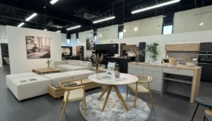 第17回春の大川木工まつり2026 河口家具製作所の展示ブース ソファやダイニングテーブルなど人気シリーズを展示