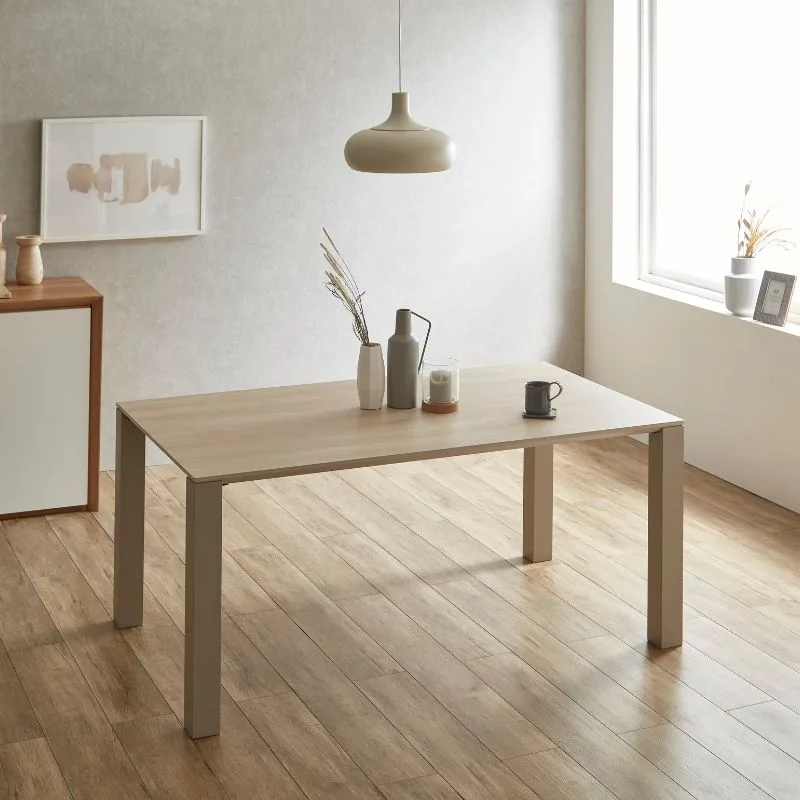 FOGGYダイニングテーブル（140〜200cm）のライフスタイル写真—アイカ工業製メラミン天板のベージュオーク系カラーが淡色インテリアに映える空間コーディネート