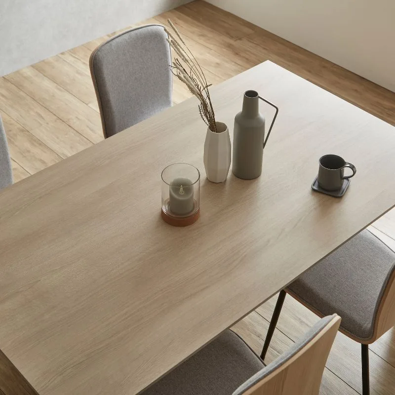 FOGGYダイニングテーブルとチェアのトータルコーディネート写真—グレージュ塗装の脚とベージュオーク系メラミン天板の組み合わせ