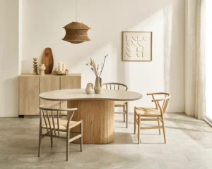 河口家具製作所のニュアンスのあるLeafダイニングテーブルと木製チェアのコーディネート例