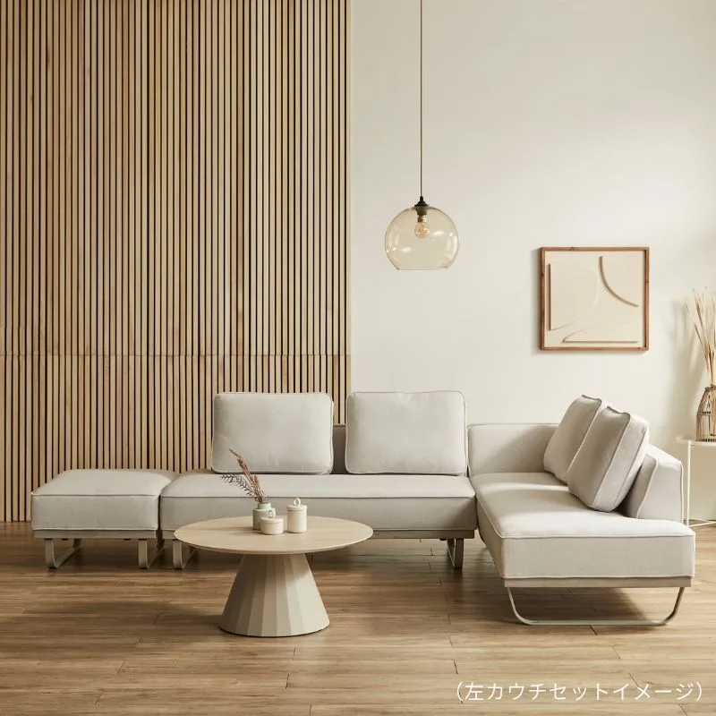 木ルーバー壁と木目の床にホワイトグレージュのloaf2ソファと丸テーブルがなじんだ淡色リビングの全景。グレージュ リビング コーディネートの完成形